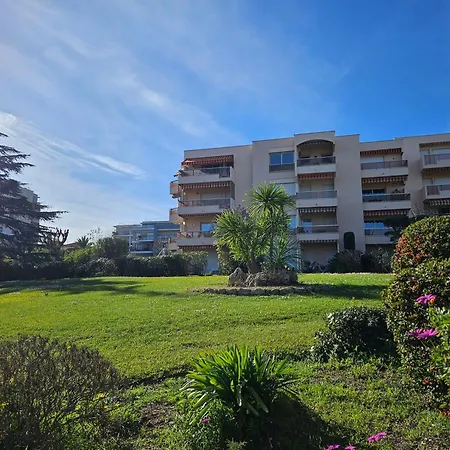 La Louisiane 2 Pieces Rez-de-jardin Piscine Appartement *